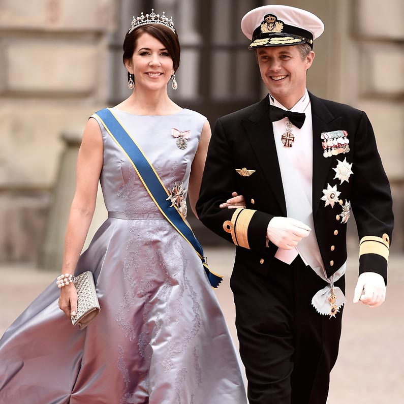 Llegada en carruaje, saludo desde el balcón, gala en Palacio... El cumpleaños casi de rey de Federico de Dinamarca