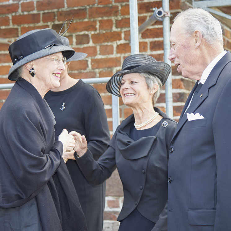 La reina Margarita de Dinamarca asiste en Copenhague al funeral de la princesa Isabel