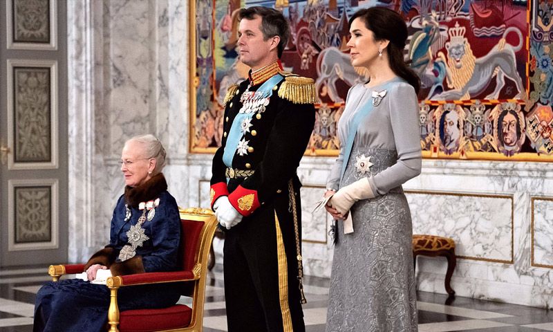 Tradición, elegancia y un vestido repetido: así ha recibido la Familia Real danesa al cuerpo diplomático