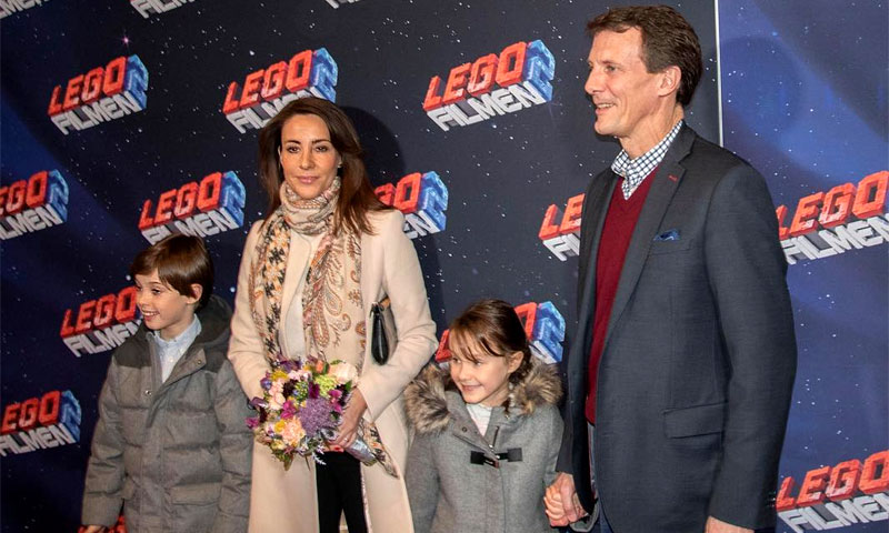 Joaquín y Marie de Dinamarca disfrutan de una tarde de cine con sus hijos