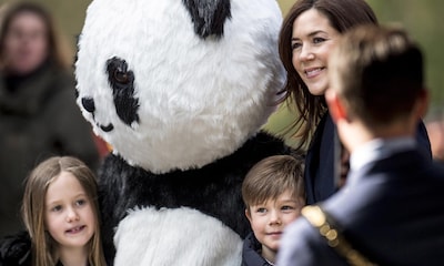 Mary de Dinamarca y sus mellizos se hacen amigos de los pandas igual que la reina Sofía