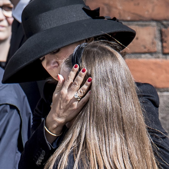 Mary de Dinamarca consuela a su hija en el funeral de los hijos del dueño de ASOS
