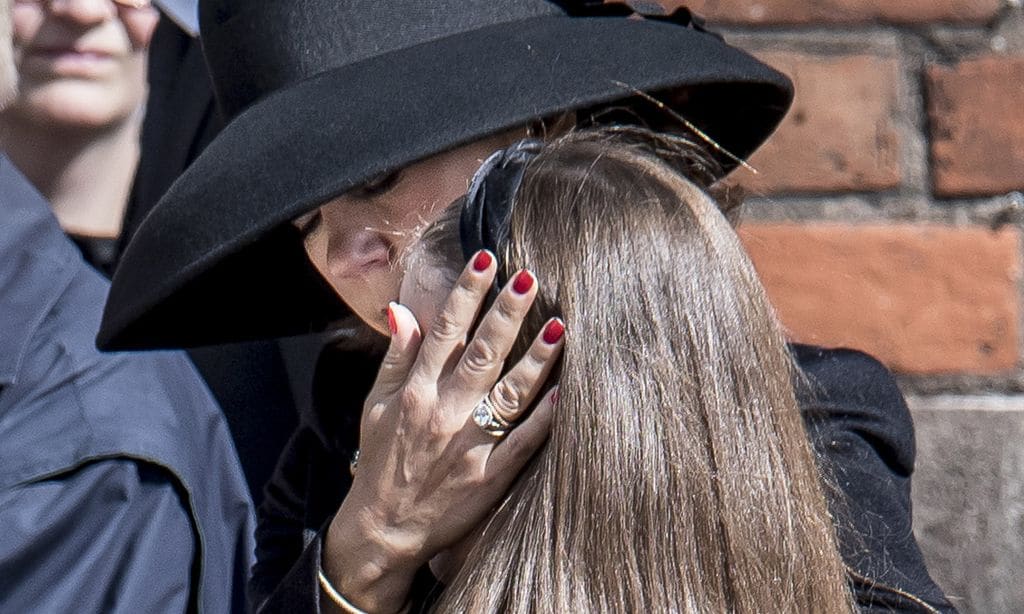 Mary de Dinamarca consuela a su hija en el funeral de los hijos del dueño de ASOS