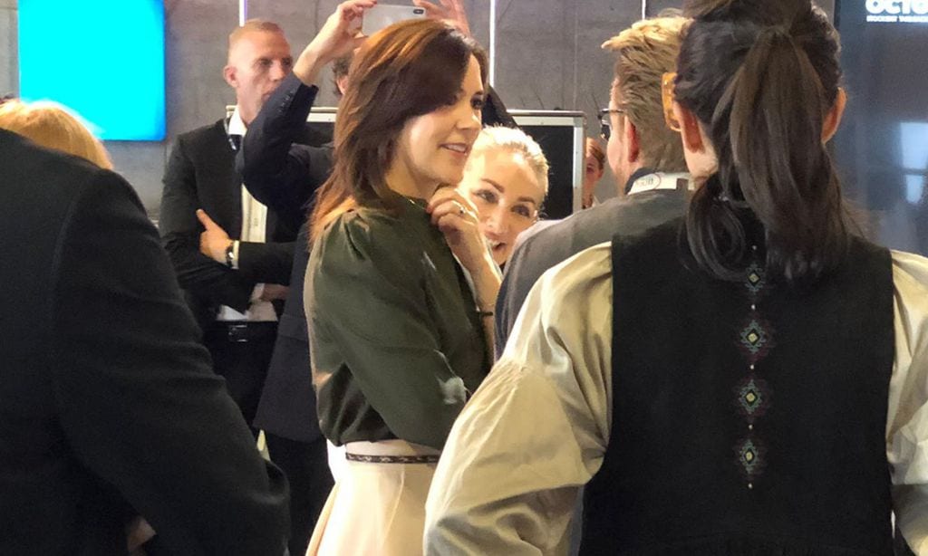 Mary de Dinamarca asiste al segundo día de la Cumbre de la Moda de Copenhague con una falda reciclada
