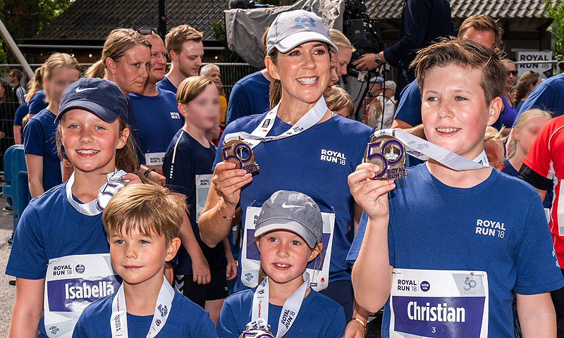 ¡'Running' en familia! Federico y Mary de Dinamarca corren con sus hijos la carrera popular más 'royal'