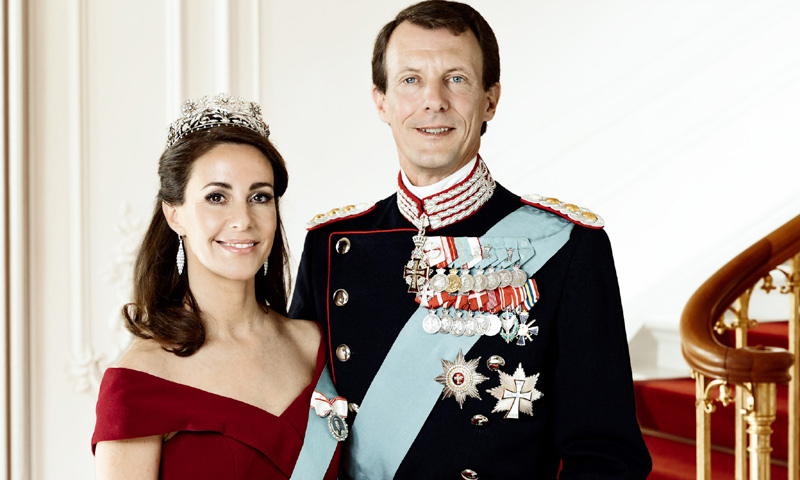 Con un vestido reciclado y una romántica joya: las nuevas fotos oficiales de Joaquín y Marie de Dinamarca