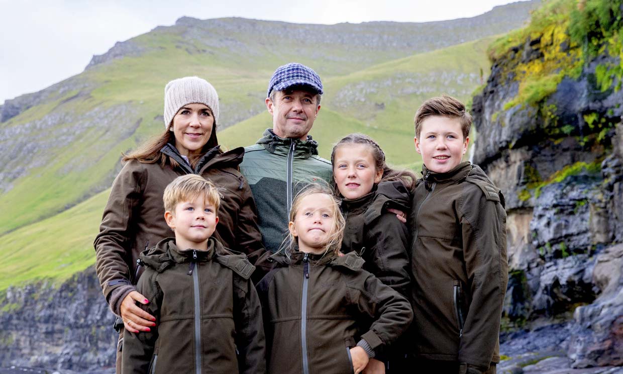 Los príncipes Federico y Mary con sus cuatro hijos