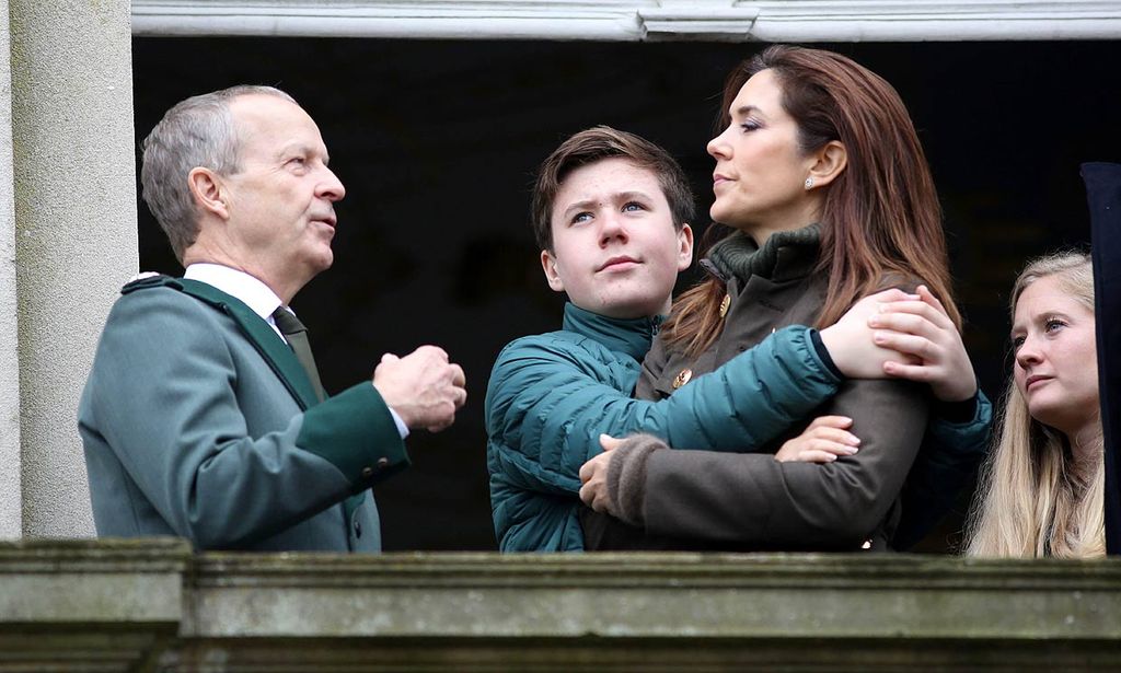 Mary de Dinamarca y sus hijos se deshacen en abrazos y carantoñas en Palacio