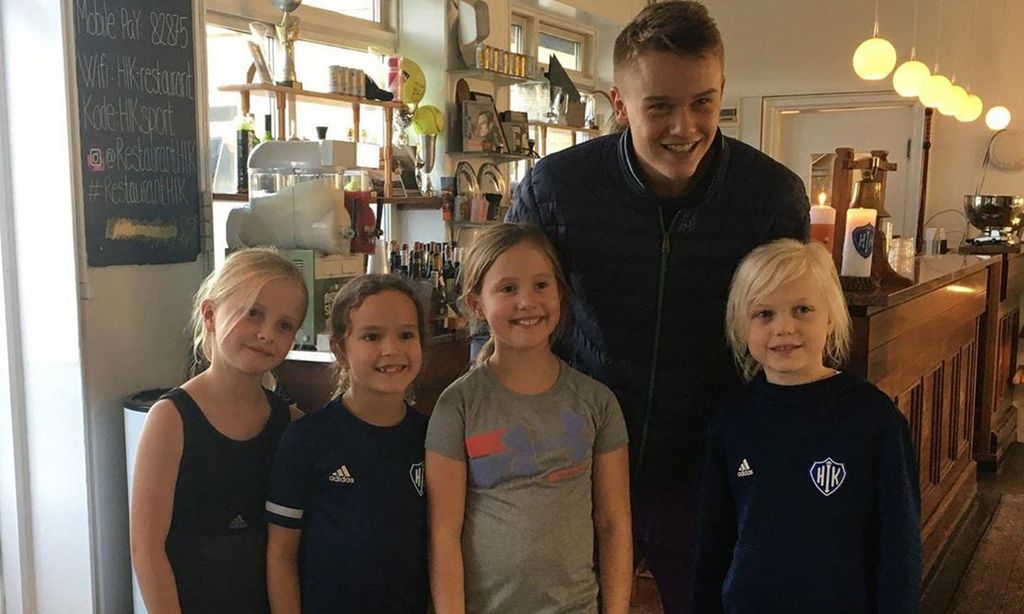 ¡Como una fan más! Josephine de Dinamarca posa con la joven promesa del tenis Holger Rune