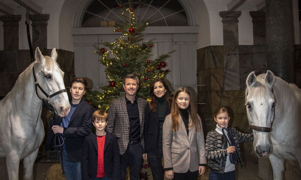 Federico y Mary de Dinamarca invitan a un festín de dulces navideños... ¡a sus caballos!