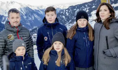 Federico y Mary de Dinamarca arropan a sus hijos en su primer día de colegio en Suiza