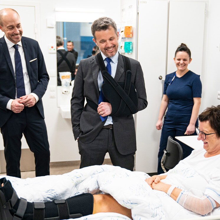 En un hospital y con el brazo en cabestrillo: Federico de Dinamarca reaparece después de su operación 
