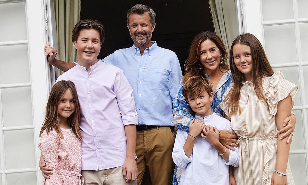 ¡Qué mayores! Los hijos de Federico y Mary de Dinamarca sorprenden en su último posado familiar