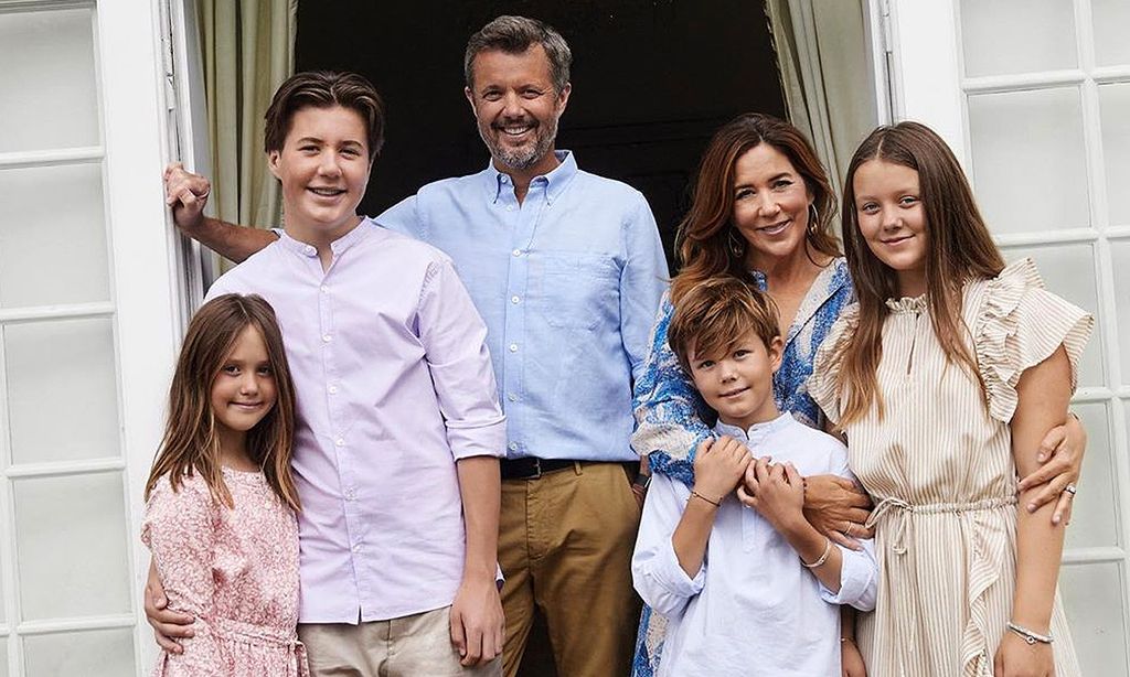 Federico de Dinamarca con su familia