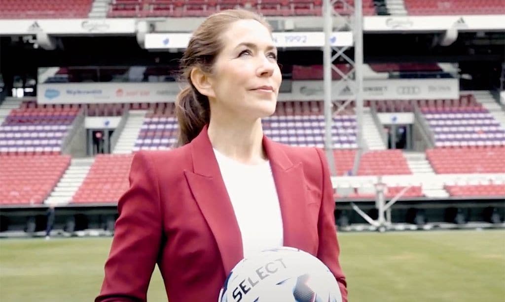 Toques y pases de balón: la sorprendente habilidad de la princesa Mary de Dinamarca