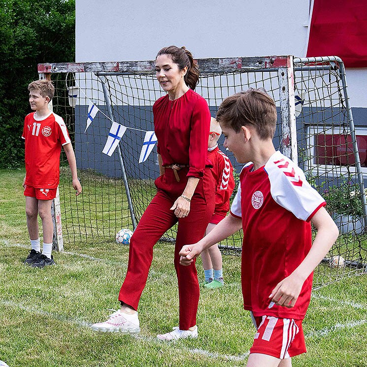 Mary de Dinamarca, como una auténtica aficionada, anima a su selección en el pase a semifinales