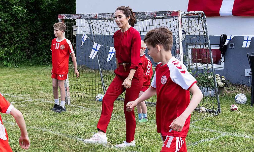 Mary de Dinamarca, como una auténtica aficionada, anima a su selección en el pase a semifinales