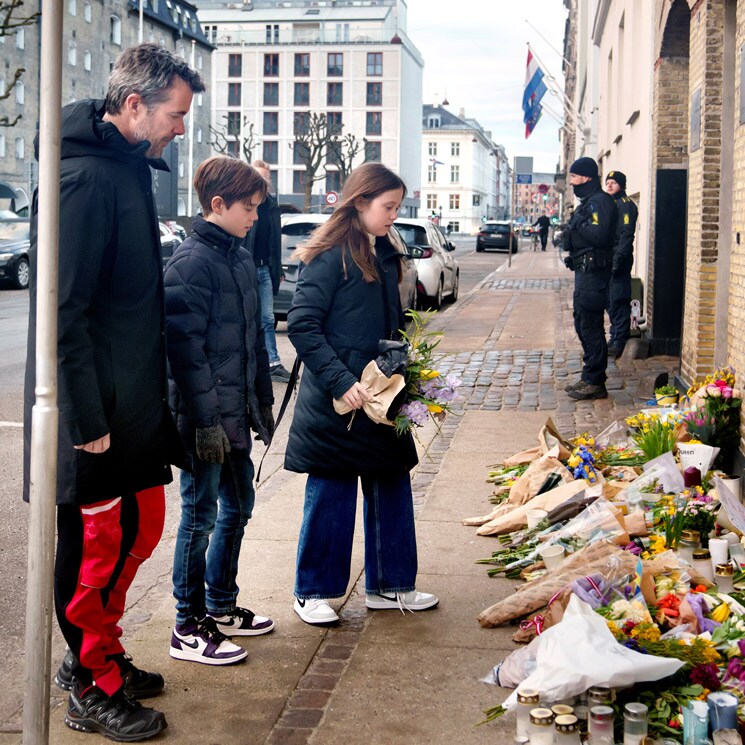 Federico de Dinamarca y sus hijos pequeños, Vincent y Josephine, apoyan a Ucrania con una ofrenda floral