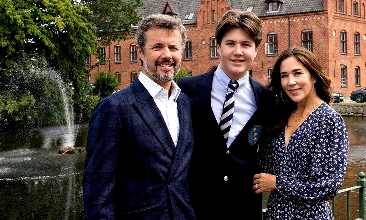 Federico y Mary de Dinamarca con su hijo Christian