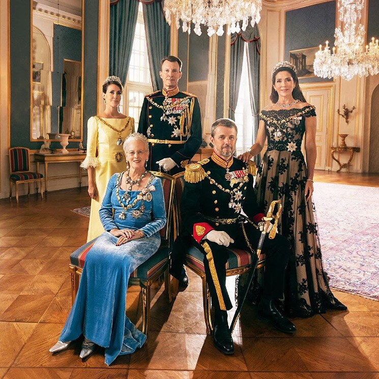 Margarita de Dinamarca escenifica la unión familiar con un retrato de gala junto a sus dos hijos y sus nueras