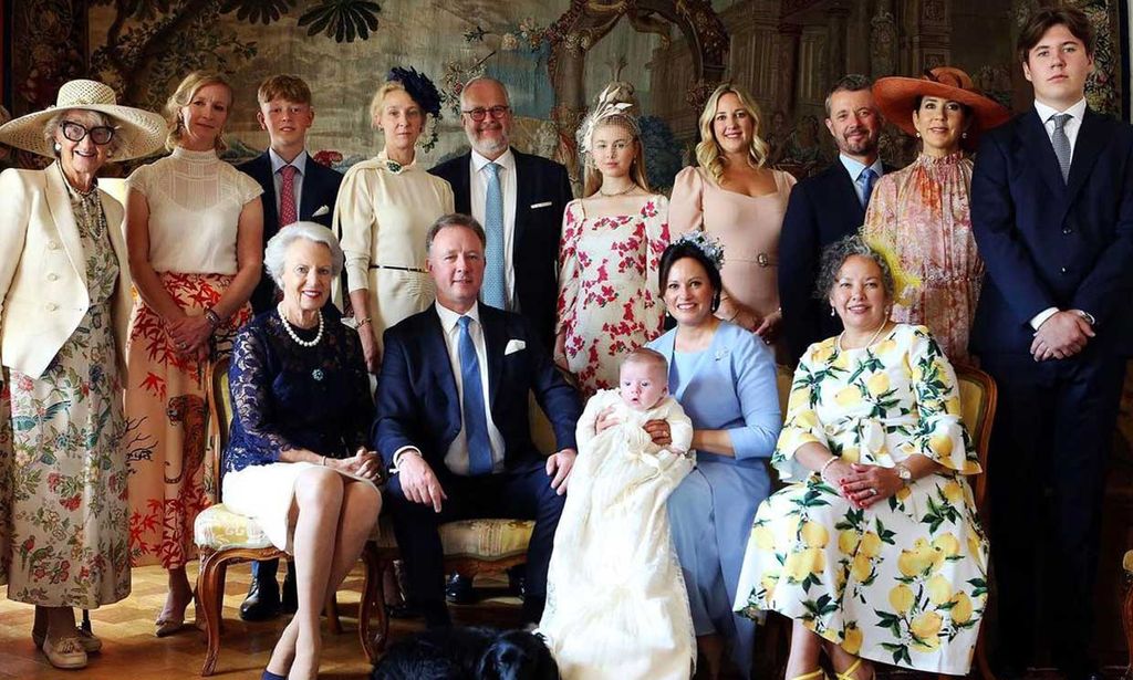 La Familia Real danesa bautiza a Gustav Albrecht, el sobrino nieto de la Reina que nació por gestación subrogada