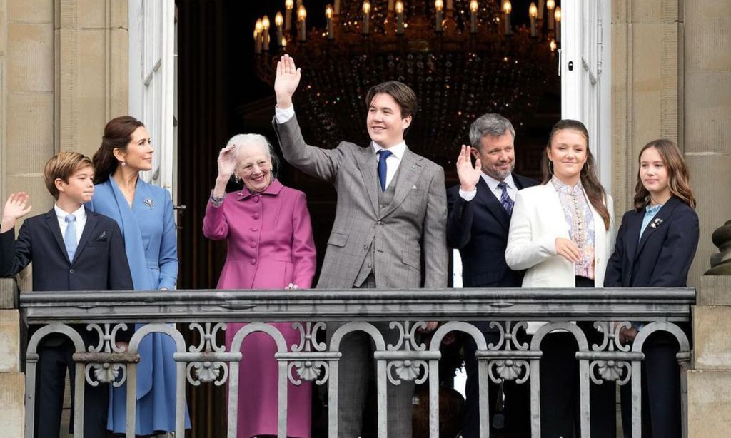 Christian de Dinamarca celebra su 18 cumpleaños con el tradicional saludo en el balcón y posado oficial en familia