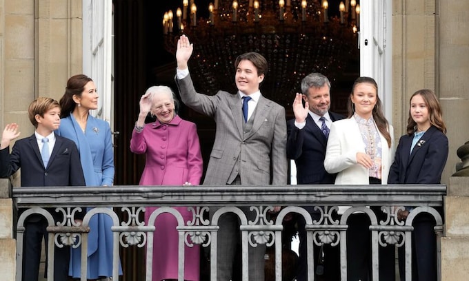 Christian de Dinamarca celebra su 18º cumpleaños con el tradicional saludo en el balcón del palacio Frederick VIII 