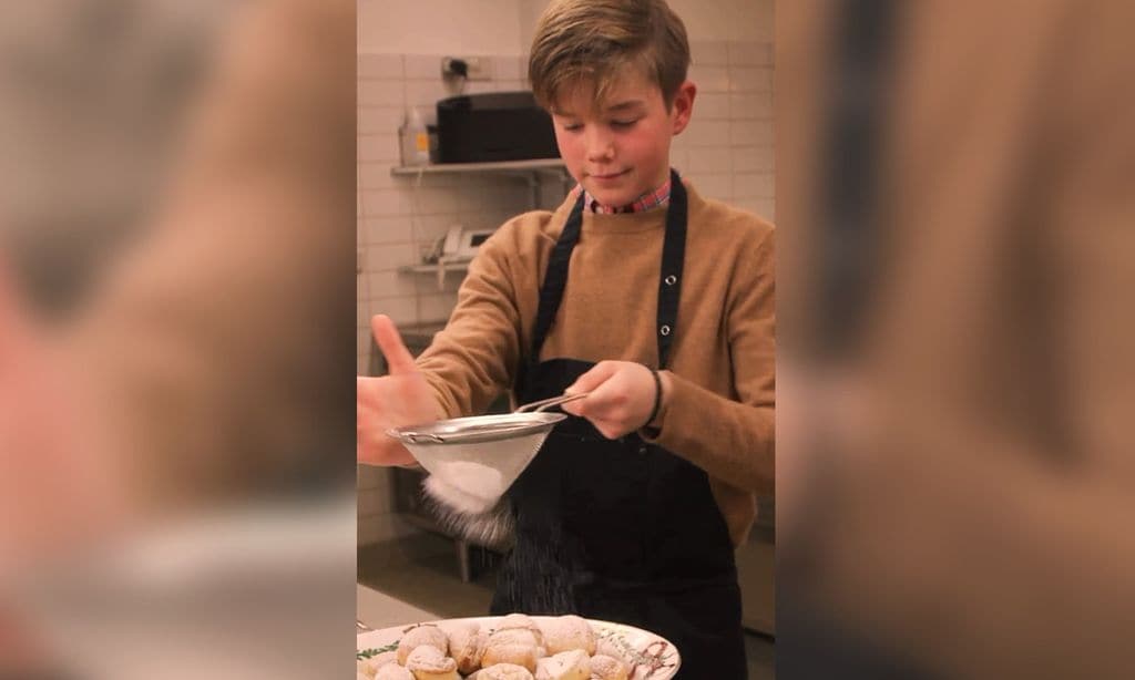 Vincent de Dinamarca se cuela en las cocinas de palacio para preparar un dulce navideño