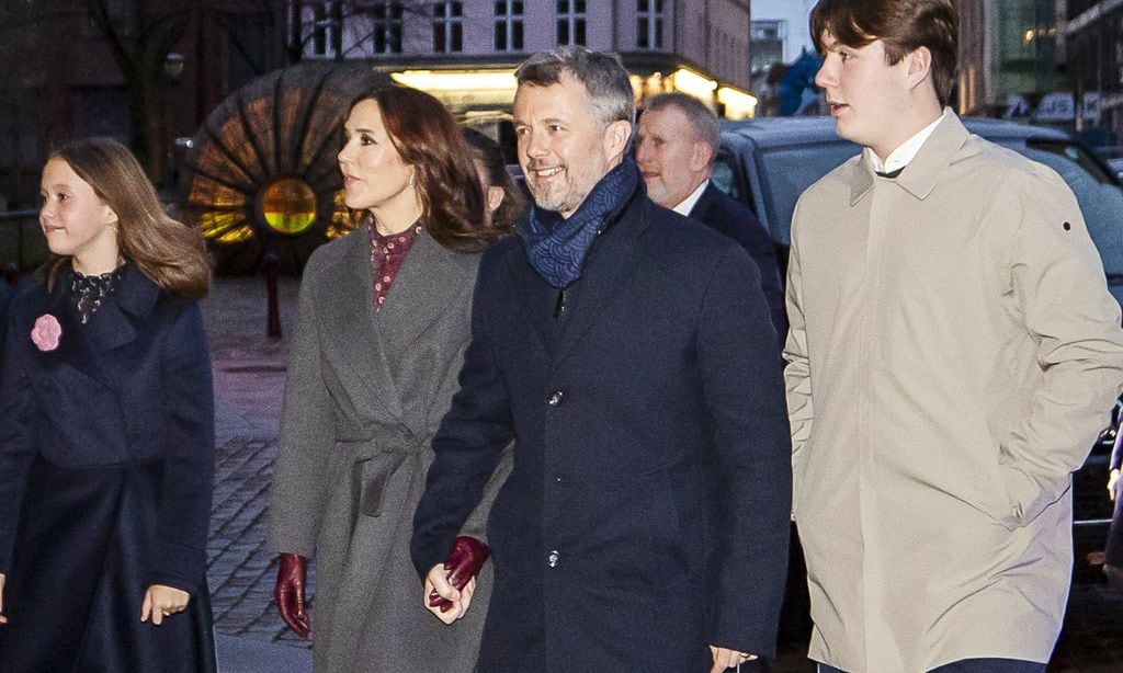 Federico y Mary de Dinamarca reaparecen juntos y de la mano en la tradicional misa navideña