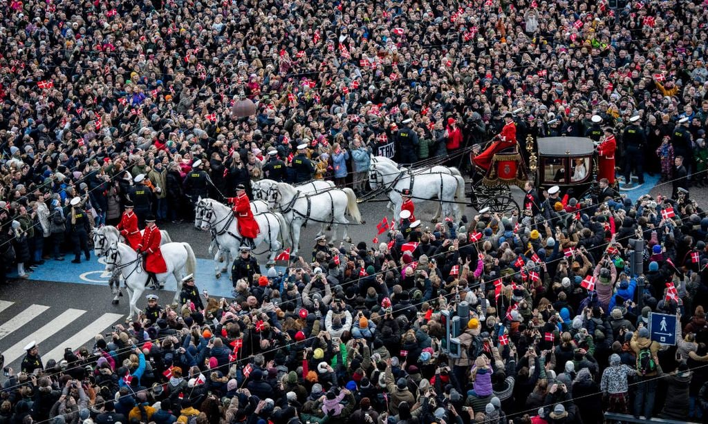 El multitudinario primer viaje en carruaje de Federico y Mary de Dinamarca como nuevos Reyes