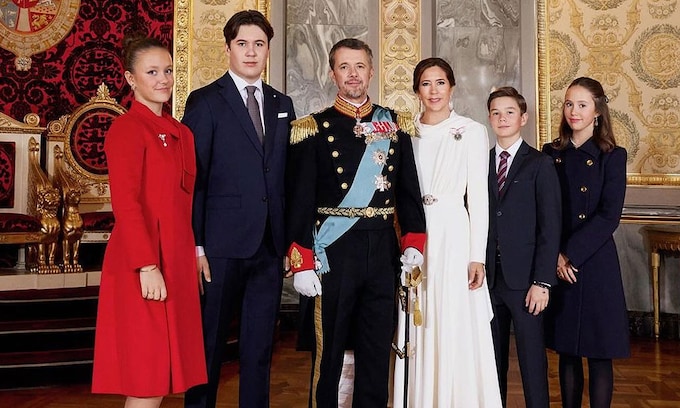 Federico y Mary de Dinamarca con sus cuatro hijos