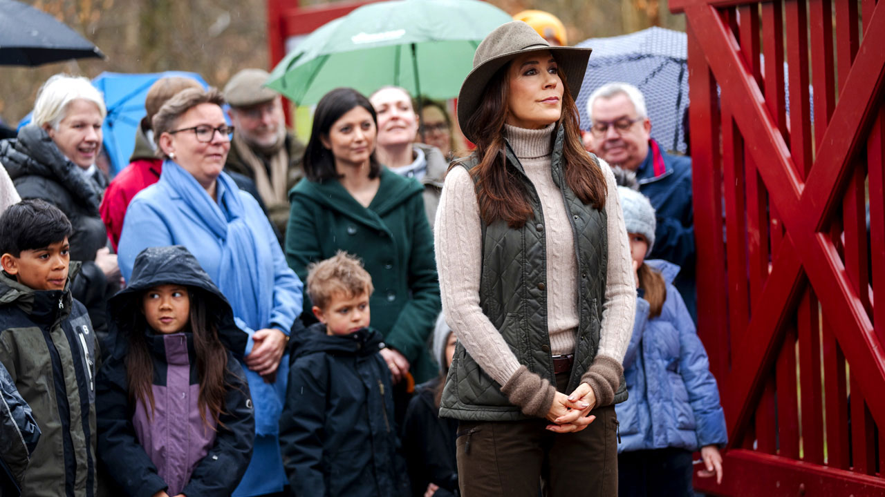 Como nunca la habíamos visto: Mary de Dinamarca derrocha simpatía con los más pequeños en el parque natural de Dyrehaven