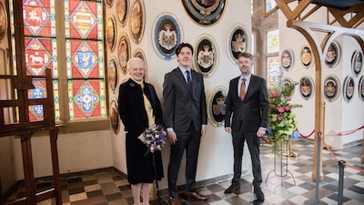 Christian de Dinamarca, con su padre y su abuela en un acto de gran simbolismo dinástico como heredero