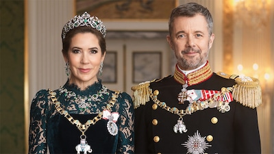 Las espectaculares esmeraldas que Mary de Dinamarca ha elegido para su primer retrato de gala como Reina