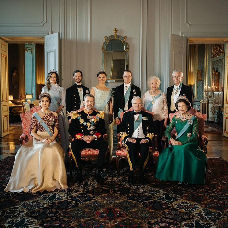 Con su tiara de princesa y nuevas distinciones: la reina Mary acude con el rey Federico a su primera cena de gala