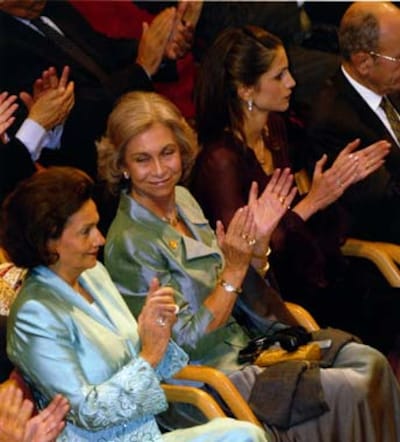 Doña Sofía y Rania de Jordania abrazaron el nuevo símbolo de la paz en Alejandría