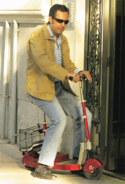 El Duque de Lugo utiliza un patinete eléctrico para desplazarse por los alrededores de su casa en Madrid