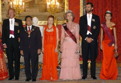 La Familia Real recibe, de gala, al Presidente de Perú en el Palacio Real de Madrid
