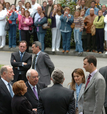 Los Príncipes de Asturias animan a las víctimas del accidente en Pola de Lena