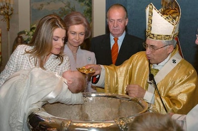 Los Príncipes de Asturias reciben dos botellas de agua bíblica para el bautizo de la Infanta Sofía