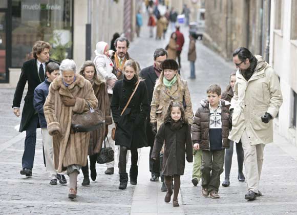 Don Jaime de Marichalar asiste con sus hijos al funeral en memoria de su padre en Soria