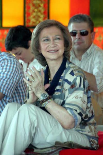 La reina Sofía retoma el viaje a Camboya que suspendió tras la muerte de Érika Ortiz