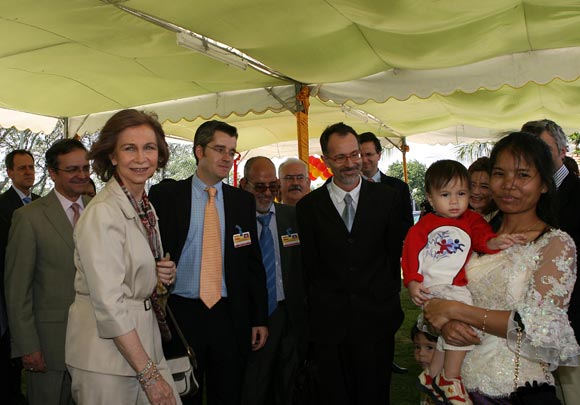 La reina Sofía lleva un mensaje de esperanza a Camboya