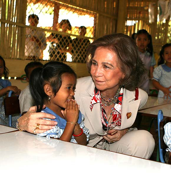 La Reina conoce el 'milagro' del obispo español Kike Figaredo en Camboya