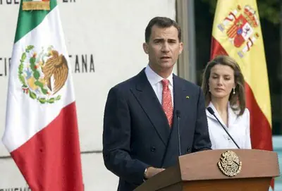 Los príncipes de Asturias, recibidos con honores a su llegada a México