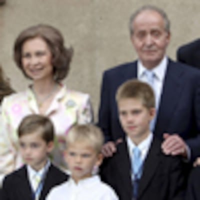 La Familia Real, al completo, asiste a la Primera Comunión de Juan y Pablo Urdangarín