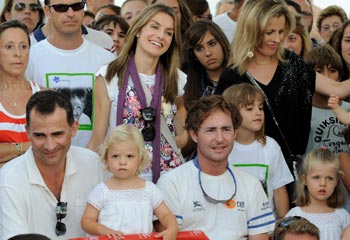Los Príncipes de Asturias con sus hijas, las infantas Leonor y Sofía, al son del rock
