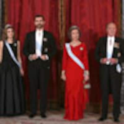 Los Reyes y los Príncipes de Asturias, cena de gala en rojo y negro