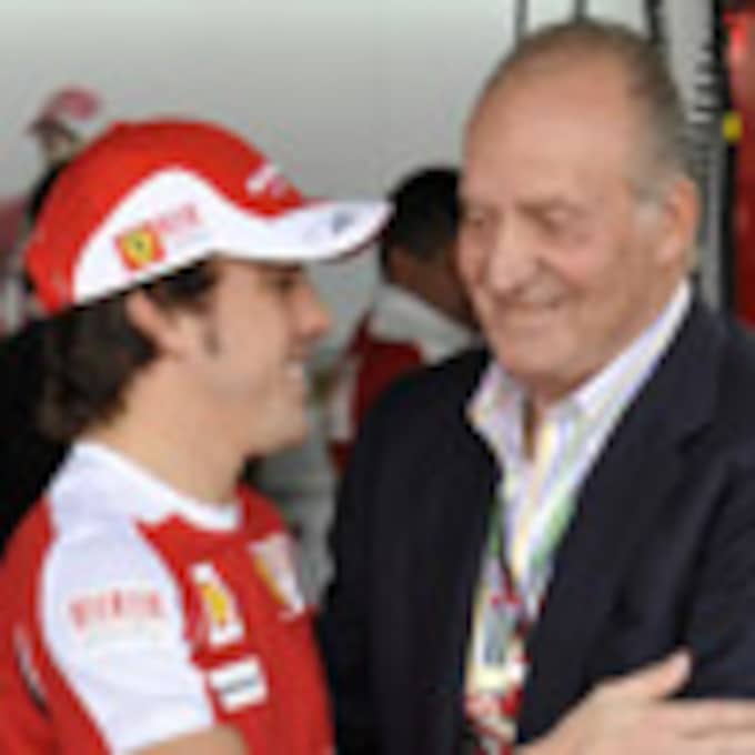 Don Juan Carlos da suerte a Fernando Alonso en el Gran Premio de Fórmula 1 de Bahrein 