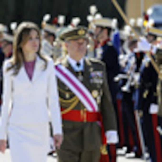 Doña Letizia preside por primera vez en solitario la Jura de Bandera de la Guardia Real